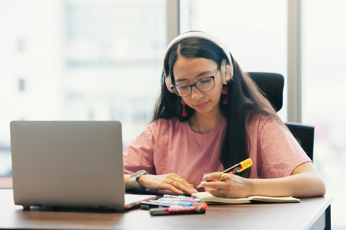 Pessoa estudando com um notebook e fazendo anotações — foto ilustrativa